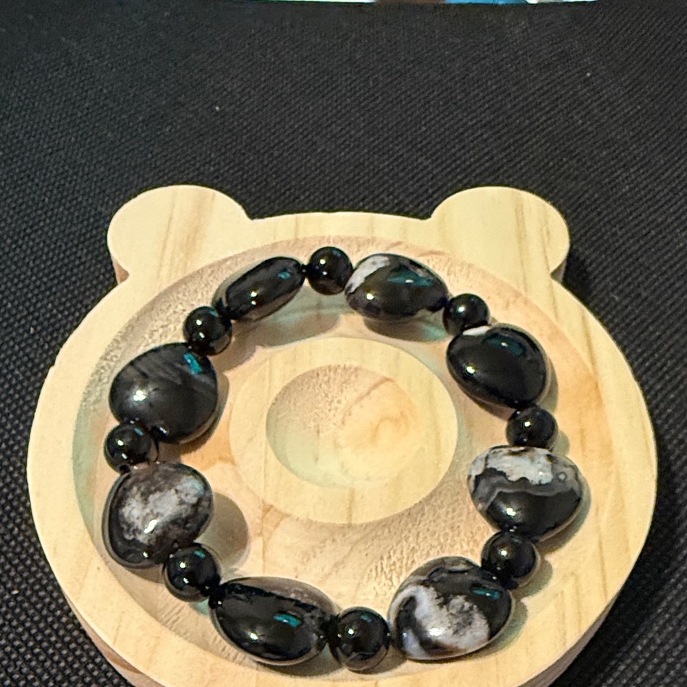 Black and White Sakura Agate Hearts Bracelet